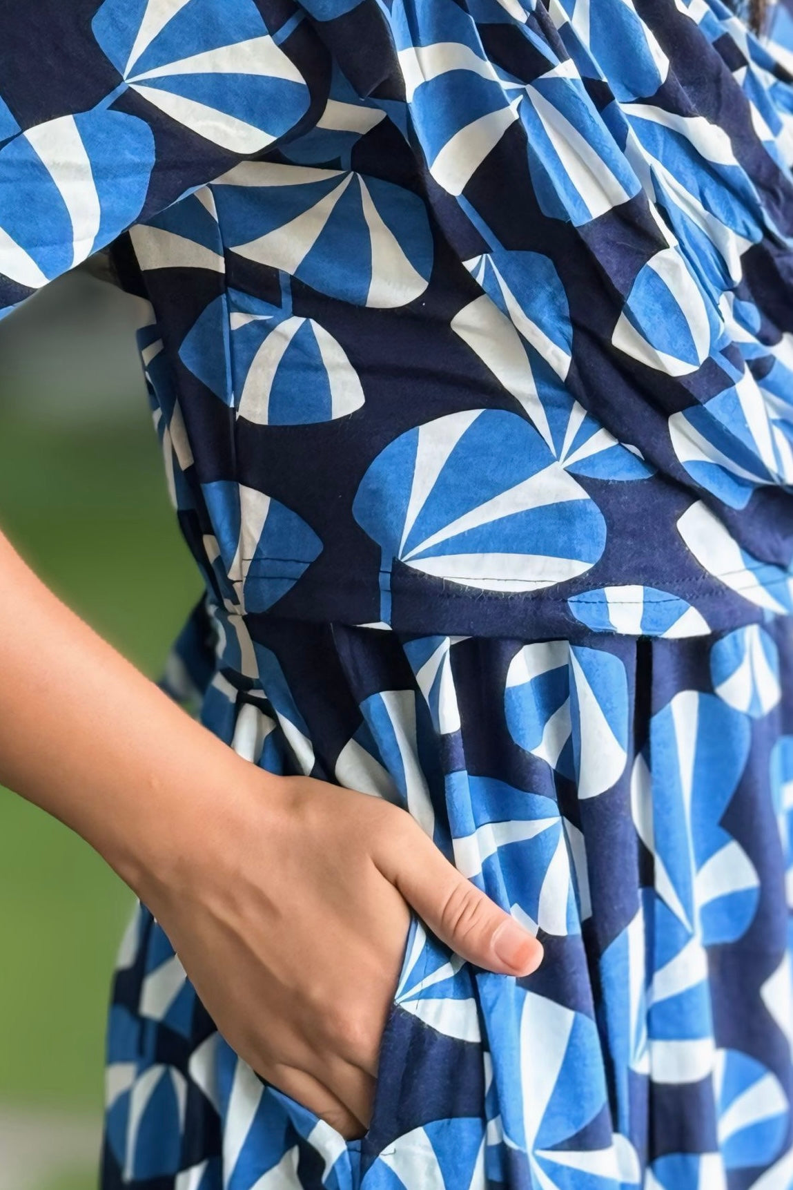 BLUVIA (Zipless Maternity Shawl)